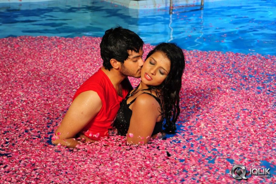 Amma Nanna Oorelithe